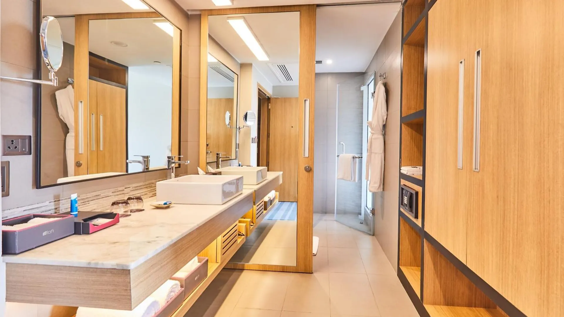 Aloft New Delhi Aerocity 5*,